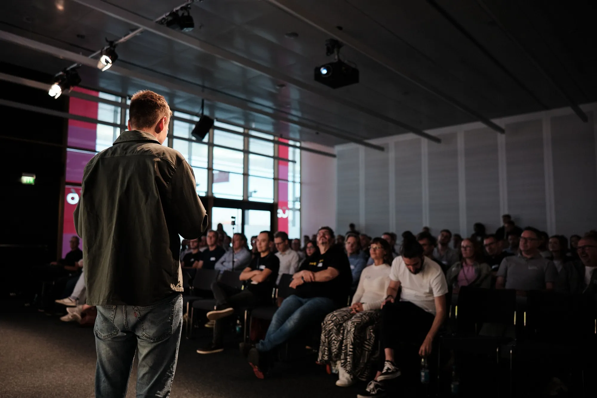 David Glock vor dem ausverkauften Saal im ICS der Messe Stuttgart